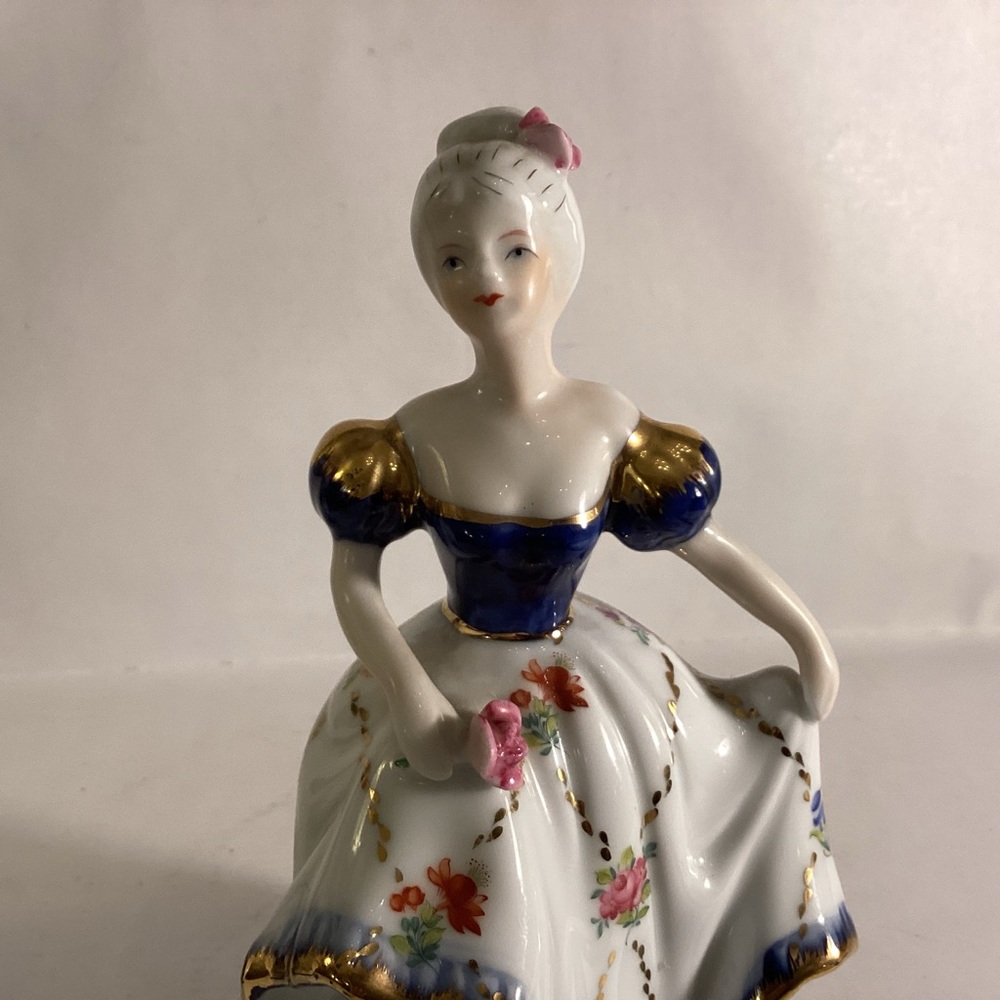 Vintage pair of porcelain Victorian lady figurines,blue and white - Picture 5 of 9